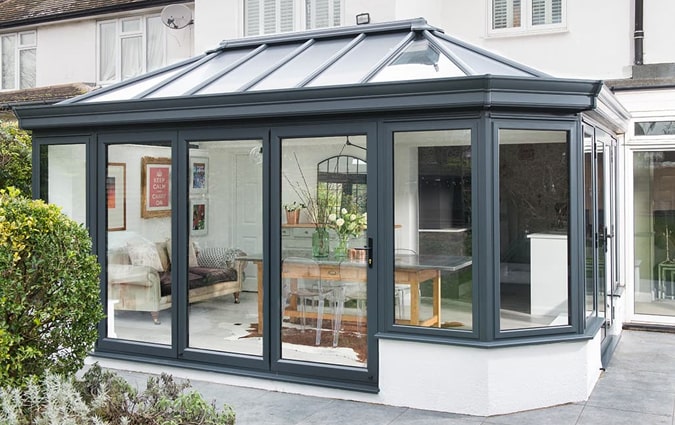 Aluminium conservatory with hybrid livin' roof and glass